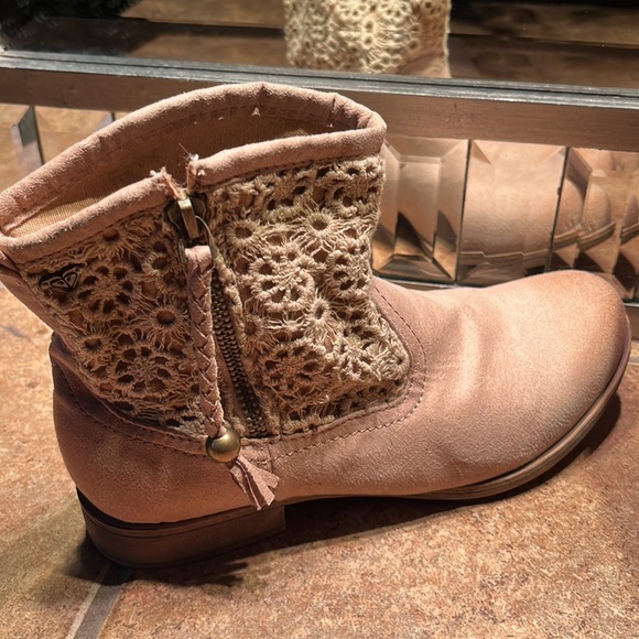 NWT Tan Lace & Faux Suede Booties - Picture 3 of 10